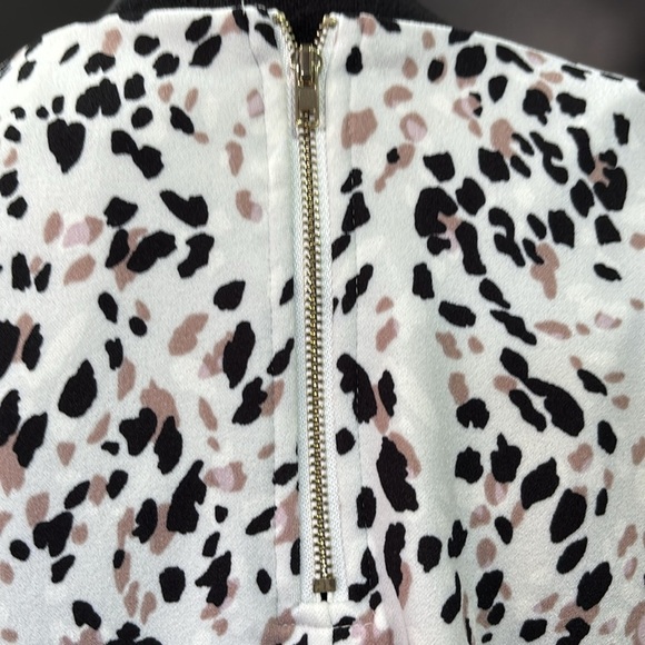 Melloday Ruched Mid sleeve, round neck,gold, zipper back patterned top - Picture 5 of 10